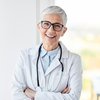 Portrait d’une médecin généraliste âgée.
