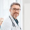Portrait d’un médecin généraliste d’âge moyen.