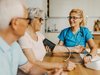 Une soignante mesure la tension artérielle d’une femme âgée à domicile.