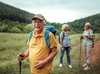 Groupe de seniors en randonnée.