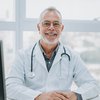 Portrait d'un médecin de famille âgé.