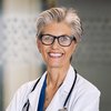 Portrait d’une médecin généraliste âgée.