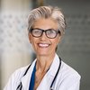 Portrait d’une médecin généraliste âgée.